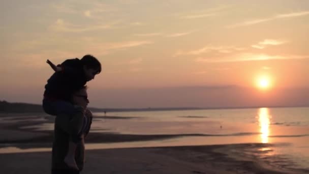 Fratellone Che Passaggio Sulle Spalle Fratellino Tramonto Sulla Spiaggia Amore — Video Stock