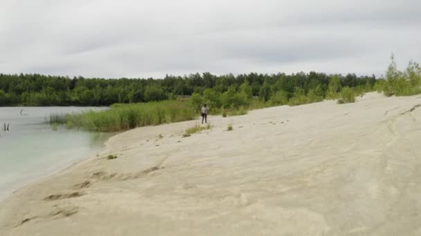 Kireç Taşı Ocağında Fotoğraf Çeken Bir Kızın Üzerinden Uçmak — Stok video