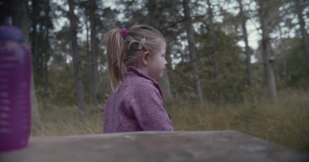 Niña Comiendo Galletas Bosque Filmación Bmpcc 60Fps Con Speedbooster Sigma — Vídeo de stock