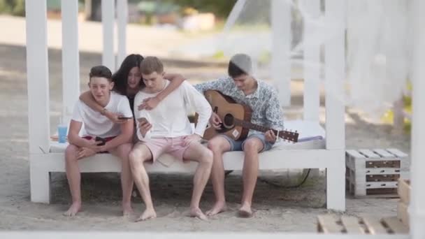 Teenage Friends Group Pojkar Och Flicka Njuter Sommaren Med Gitarrsång — Stockvideo