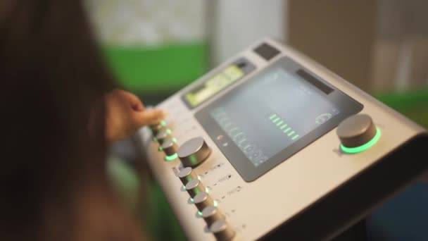 Treinador Pessoal Preparando Máquina Estimulação Muscular Electro Ems — Vídeo de Stock