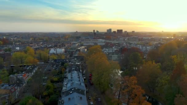 美しいユトレヒトの建物が夕日に映える街 ユトレヒトの街中の鳥目の映像 — ストック動画