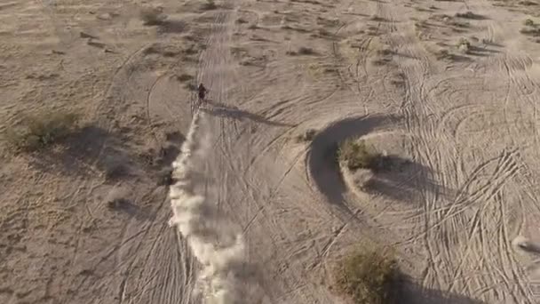 Aerial Motociclista Tierra Corre Moto Honda Crf Desierto Seguir Seguimiento — Vídeos de Stock