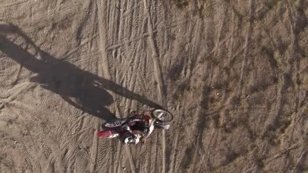 Aerial Tiro Dinámico Motociclista Tierra Mientras Hace Unas Cuantas Vueltas — Vídeos de Stock