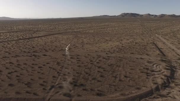 Aerial Motociclista Tierra Corre Moto Honda Crf Desierto Lejos Distancia — Vídeo de stock