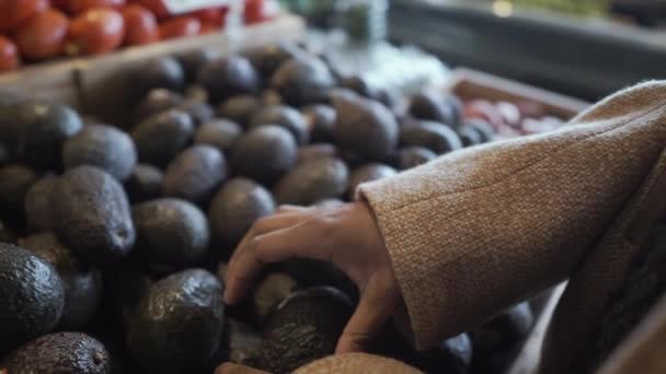 Attraktive Junge Afroamerikanerin Entscheidet Sich Für Avocado Obst Und Gemüsemarkt — Stockvideo