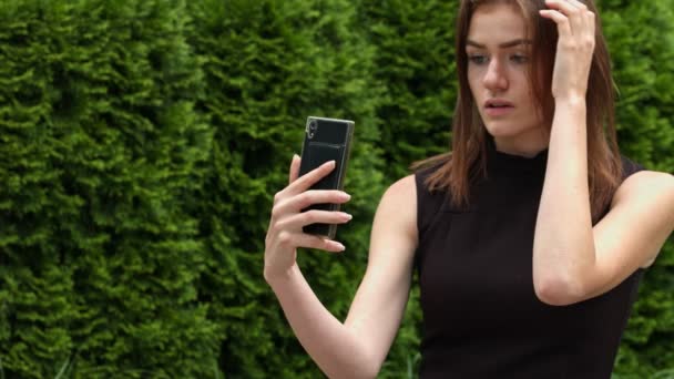 Vonzó lány csinál szelfik okostelefon szabadban