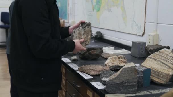 大学の地質学研究室で大きな岩を拾う 試験のために勉強する学生 — ストック動画