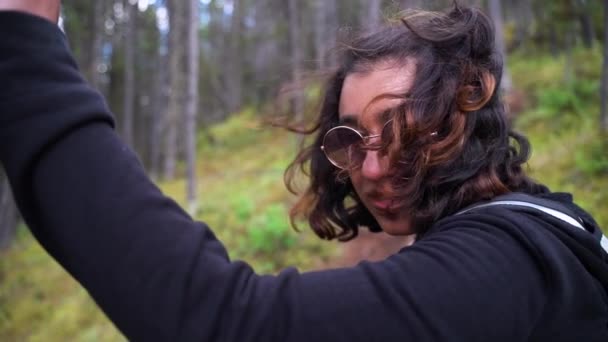 Meisje Vangt Adem Het Lopen Heuvel Draait Naar Camera Statisch — Stockvideo