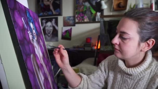 Een Aantrekkelijke Jonge Vrouwelijke Kunstenaar Schildert Een Erotisch Surrealistisch Schilderij — Stockvideo