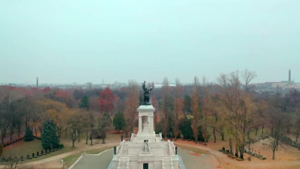 Drone Dessus Statue Mausolée Lajos Kossuth Dans Cimetière Kerepesi Célèbre — Video