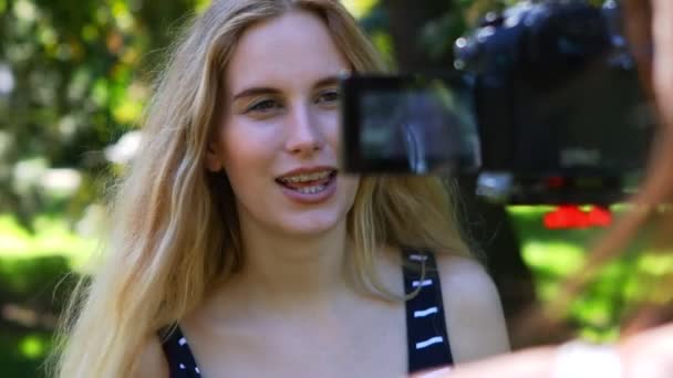 Giovane Donna Nel Parco Fare Vlog Condividere Con Questo Pubblico — Video Stock