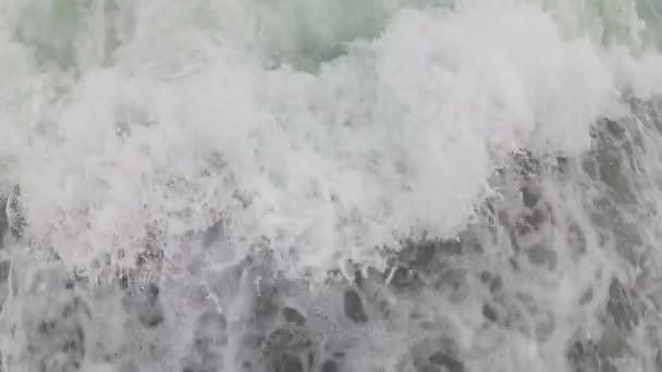 スペインドローンと安定したアクションカムを使用して夏の曇りの日にマラガNerjaビーチ 24Fpsでの水波人と空の撮影 — ストック動画