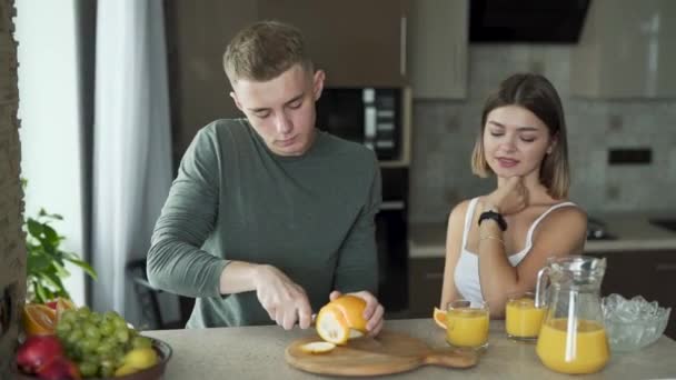 Härligt Par Sitter Ett Kök Och Pojken Skär Apelsin Vacker — Stockvideo