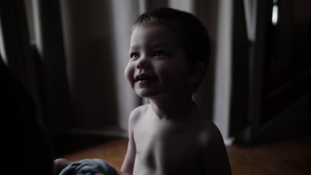 Ένα Νεαρό Αγόρι Που Ντύνεται Από Τον Πατέρα Του — Αρχείο Βίντεο