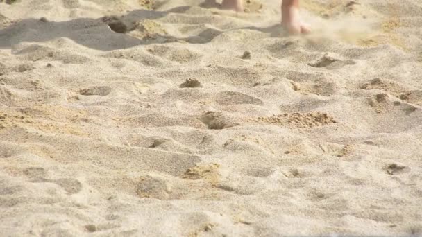 Kobieta Zbliżenie Chodzenie Drobnym Piasku Siatkówka Plażowa Puchar Gry — Wideo stockowe