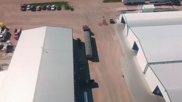 アメリカのネブラスカ州に位置する世界中の種子を輸出する農業事業の空中ドローンビュー 駐車場 貯蔵ビン トウモロコシ畑などの景色 — ストック動画