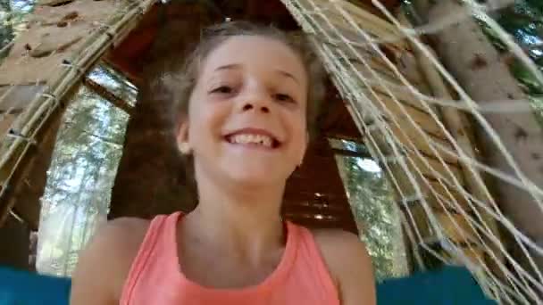 Junges Mädchen Rutscht Eine Weiche Geschlossene Rutsche Hinunter Nahaufnahme — Stockvideo