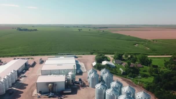 从空中俯瞰美国一家种子农业综合企业的贮藏库和仓库 但却向世界各地出口种子 背景是一片绿色 健康的玉米地 — 图库视频影像
