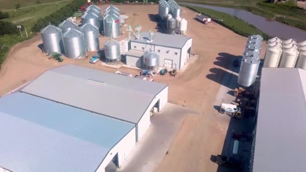 Luftaufnahme Der Lagerbehälter Lagerhallen Traktoren Und Anhänger Eines Saatgutunternehmens Nebraska — Stockvideo