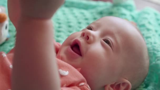 Немовля Бавиться Іграшкою Яка Сміється Вдома Ковдрі Біля Вікна Підлозі — стокове відео