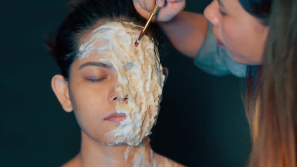 Profesional Maquillaje Artista Pintura Sangrienta Puntos Cara Chica Para Halloween — Vídeo de stock