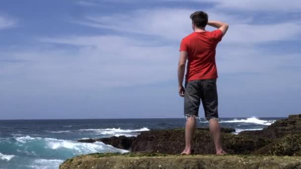 Männchen Stehen Felsenstrand Der Küste Und Beobachten Meereswellen Kontemplation Meditation — Stockvideo