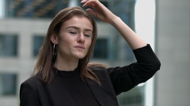 Ung Kvinna Professionell Tittar Upp Byggnader Staden Brunett Slow Motion — Stockvideo