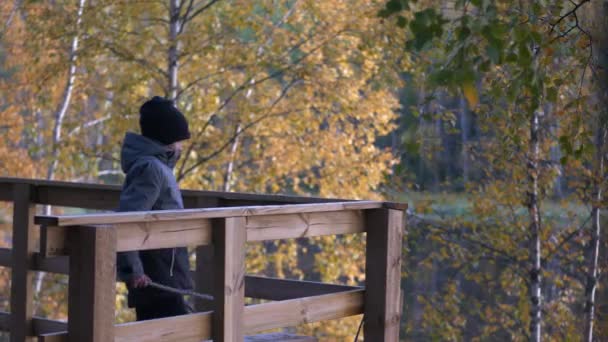 Mladý Chlapec Vyhlídkové Věži Výhledem Krásnou Podzimní Krajinu — Stock video