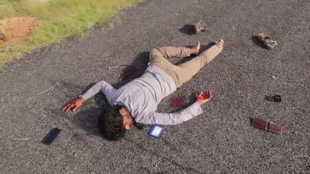 犯罪現場の概念道端で殺人事件が起きた後死体を撃った — ストック動画