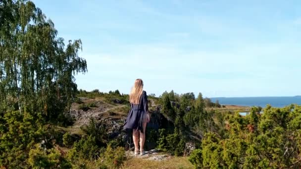 Podróżująca Samotnie Kobieta Ciesząca Się Widokiem Klif Parku Przyrody Uugu — Wideo stockowe