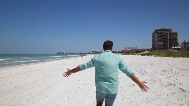 Hombre Está Girando Una Playa Arena Blanca Disfrutando Del Día — Vídeos de Stock