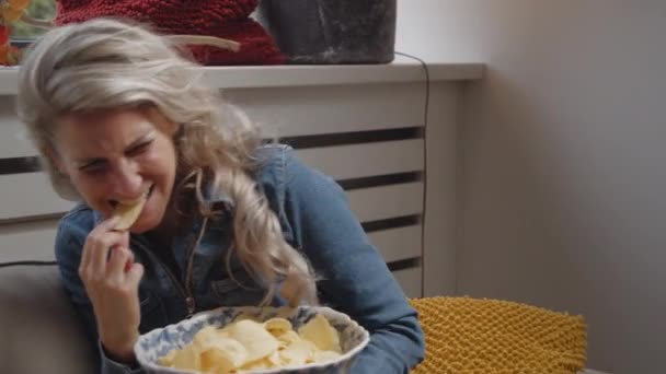 Dolly Mladé Bělošky Dívá Doma Televizi Zatímco Chipsy Směje Něčemu — Stock video