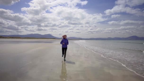 Bilde Jente Som Jogger Stranden Med Atlantiske Havbølger Herlig Solskinnsdag – stockvideo