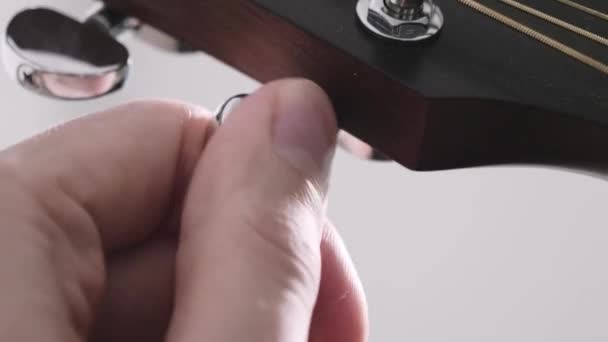 Fechar Uma Mão Que Está Afinando Uma Guitarra — Vídeo de Stock