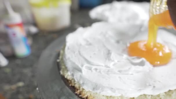 Añadir Relleno Capa Pastel Mermelada Amarilla Parte Superior Crema Batida — Vídeos de Stock