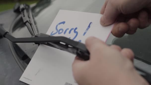 Nota Manuscrita Deixada Pára Brisas Para Pedir Desculpa — Vídeo de Stock