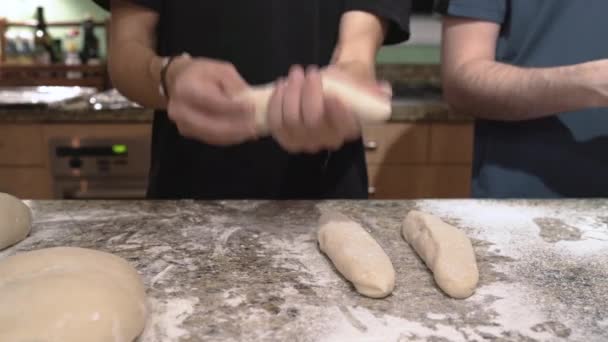 Geceleri Mutfakta Challah Ekmeği Yapmaya Çalışan Iki Yahudi Çocuğun Sürgülü — Stok video