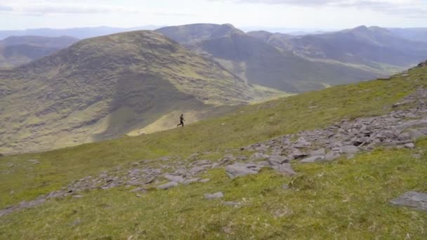 Panning Shot Van Een Persoon Rennend Bergkam Van Een Hoge — Stockvideo