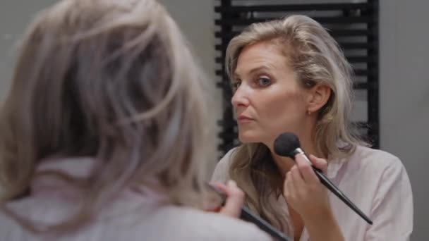 Mujer Joven Usando Cepillo Contorno Para Maquillarse Cara Baño Blanco — Vídeos de Stock