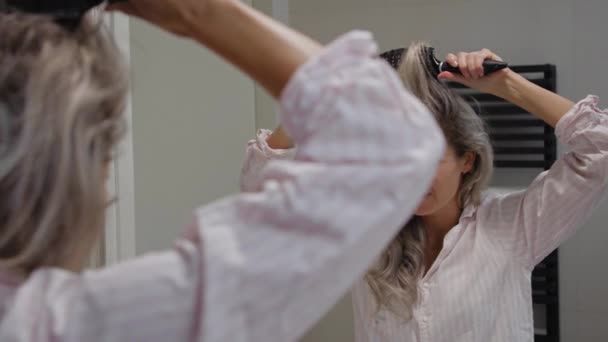 Νεαρή Γυναίκα Βουρτσίζει Μαλλιά Της Προσπαθώντας Ξεμπερδέψει Νιώθοντας Λυπημένη Και — Αρχείο Βίντεο