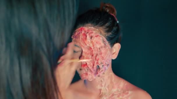 女艺术家用腐烂的肉塑造现实而可怕的脸 万圣节的概念 僵尸服装概念 — 图库视频影像