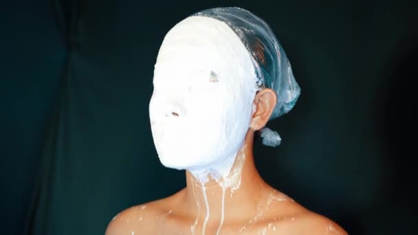 Bílá maskovací maska na ženské tváři. Měření a vytváření make-upu ve studiu