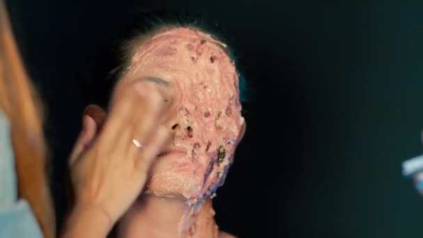 专业艺术家创作僵尸万圣节服装与令人印象深刻的特效化妆 — 图库视频影像