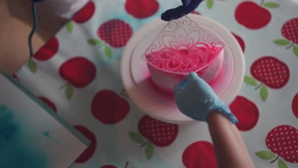 Shot Baker Preparing Frosting Process Creating Birthday Cake — Αρχείο Βίντεο