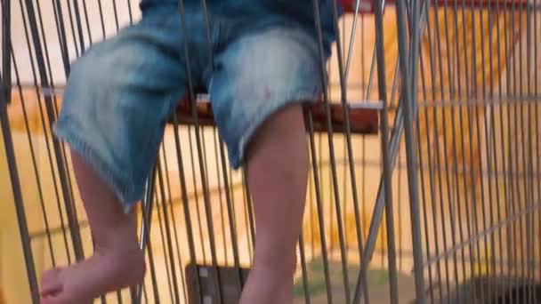 Młode Dziecko Koszyku Zakupów Wewnątrz Sklepu Dmuchanie Bąbelki Śliny Ziewanie — Wideo stockowe