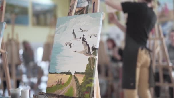 带着模糊的背景教授和美术学院学生在自然绘画中的飞鸟飞过道路 — 图库视频影像