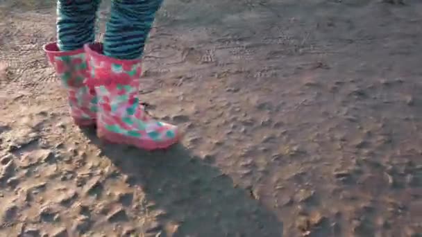 Joven Chica Despreocupada Caminando Botas Wellie Divirtiéndose Parque Con Sombra — Vídeos de Stock