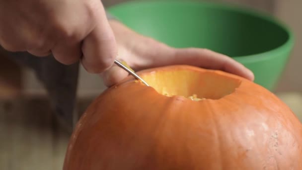 Rimuovere Semi Zucca Una Zucca Fresca Matura Con Cucchiaio — Video Stock