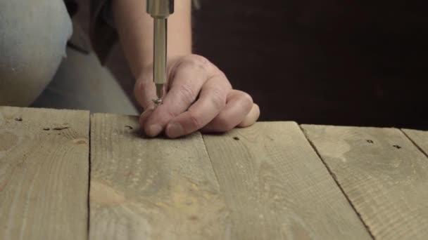 Mão Usando Chave Fenda Manual Para Fixar Parafuso Madeira — Vídeo de Stock